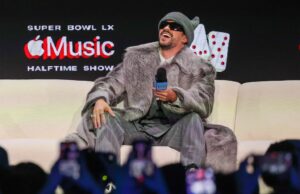 O que Bad Bunny tem a dizer sobre seu show do intervalo do Super Bowl? A superestrela do Super Bowl Halftime Show, Bad Bunny, sobe ao palco durante um pré-jogo do Super Bowl LX e uma conferência de imprensa do Apple Music Halftime Show no Moscone Center em San Francisco, Califórnia, na quinta-feira, 5 de fevereiro de 2026. (Ray Chavez/Bay Area News Group)