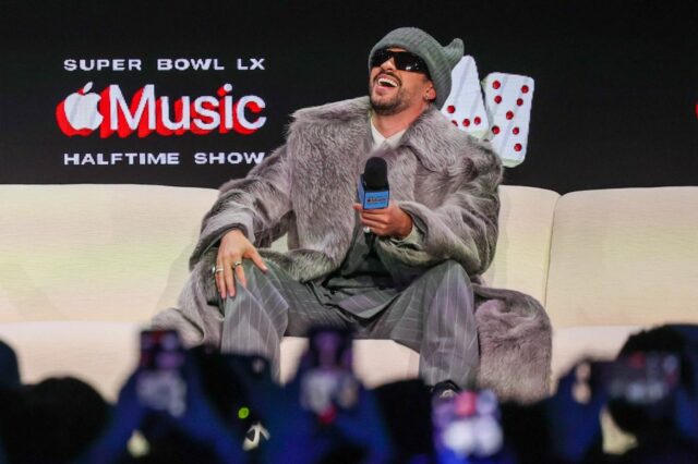 A superestrela do Super Bowl Halftime Show, Bad Bunny, sobe ao palco durante um pré-jogo do Super Bowl LX e uma conferência de imprensa do Apple Music Halftime Show no Moscone Center em San Francisco, Califórnia, na quinta-feira, 5 de fevereiro de 2026. (Ray Chavez/Bay Area News Group)