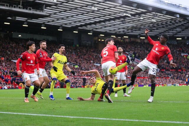 Tyler Fletcher substitui Kobbie Mainoo durante a partida da Premier League entre Manchester United e Tottenham Hotspur em Old Trafford em 2026 em Manchester, Inglaterra.