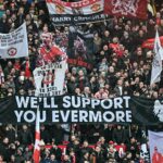 Casemiro comemora com seus companheiros durante a partida de futebol da Premier League entre Manchester United e Fulham, em Old Trafford, em Manchester, Inglaterra, em 2026.