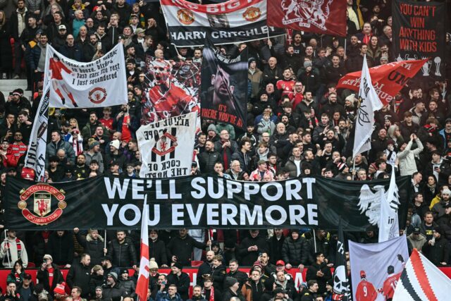 Casemiro comemora com seus companheiros durante a partida de futebol da Premier League entre Manchester United e Fulham, em Old Trafford, em Manchester, Inglaterra, em 2026.
