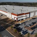 Um assessor de imprensa do FBI se aproxima do Centro Eleitoral e Centro de Operações do Condado de Fulton, quarta-feira, 28 de janeiro de 2026, em Union City, Geórgia (Arvin Temka/Atlanta Journal-Constitution via AP)