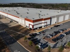 O que as reuniões entre os advogados de Trump revelam sobre a apreensão de registros eleitorais pelo FBI na Geórgia Um assessor de imprensa do FBI se aproxima do Centro Eleitoral e Centro de Operações do Condado de Fulton, quarta-feira, 28 de janeiro de 2026, em Union City, Geórgia (Arvin Temka/Atlanta Journal-Constitution via AP)