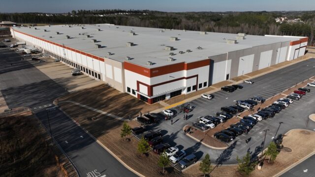 O que as reuniões entre os advogados de Trump revelam Um assessor de imprensa do FBI se aproxima do Centro Eleitoral e Centro de Operações do Condado de Fulton, quarta-feira, 28 de janeiro de 2026, em Union City, Geórgia (Arvin Temka/Atlanta Journal-Constitution via AP)