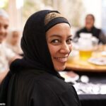 Uma família muçulmana se reúne para celebrar o fim do Ramadã. Durante o próximo mês, os fiéis refletirão sobre virtudes como espiritualidade, sacrifício e paciência, bem como o jejum - não comer ou beber nada (nem mesmo água), do amanhecer ao pôr do sol
