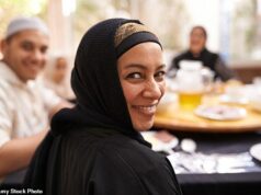 O que o jejum REALMENTE faz com você: Nosso melhor nutricionista revela a hora exata em que o interruptor de queima de gordura do seu corpo é ativado, os efeitos colaterais que você precisa superar… e o plano de refeições para maximizar a perda de peso e melhorar a saúde Uma família muçulmana se reúne para celebrar o fim do Ramadã. Durante o próximo mês, os fiéis refletirão sobre virtudes como espiritualidade, sacrifício e paciência, bem como o jejum - não comer ou beber nada (nem mesmo água), do amanhecer ao pôr do sol