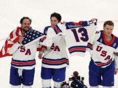 O que os EUA fizeram imediatamente após vencer o Canadá pelo ouro deixou os fãs emocionados O que os EUA fizeram imediatamente após vencer o Canadá pelo ouro deixou os fãs emocionados