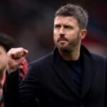 Michael Carrick, técnico do Manchester United, conversa com Luke Shaw do Manchester United durante a partida da Premier League entre Manchester United e Tottenham Hotspur em Old Trafford em 7 de fevereiro de 2026