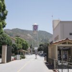 renderização da cúpula do Capitólio dos EUA em fundo vermelho