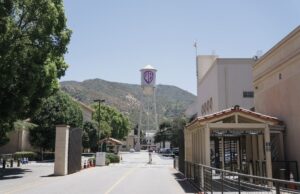 O que saber sobre a importante venda do Discovery da Warner Bros. renderização da cúpula do Capitólio dos EUA em fundo vermelho