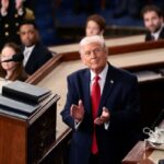 O presidente Donald Trump aplaude ao fazer o discurso sobre o Estado da União na Câmara do Capitólio dos EUA em Washington, DC, EUA, em 24 de fevereiro de 2026.