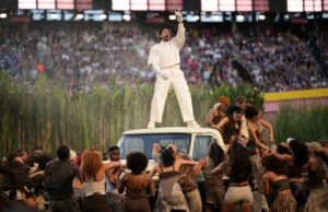 O recorde do intervalo escapa de Bad Bunny, enquanto Kid Rock admite gravar seu show O presidente Donald Trump, acompanhado pelo artista Kid Rock, responde a uma pergunta de um repórter durante um evento de assinatura de ordem executiva no Salão Oval da Casa Branca em 31 de março de 2025 em Washington, DC. (Foto de Andrew Harnik/Getty Images)