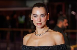 O relógio wrap de Dua Lipa custa US $ 53.000 – mas encontramos o visual por US $ 25 Bolsa Texturizada Jennifer Lopez Croc