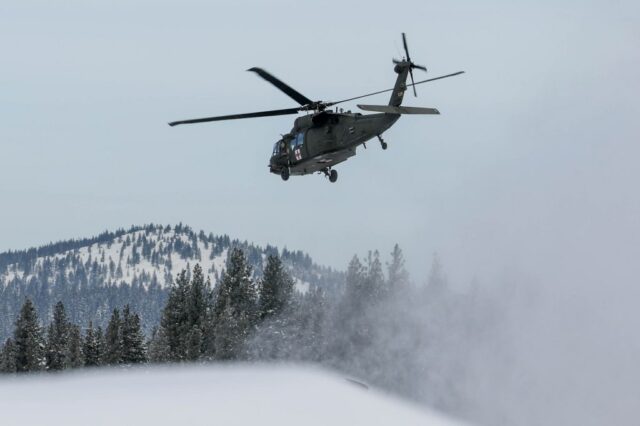 O risco de avalanche diminuiu ligeiramente à medida que os esforços de recuperação corporal de 8 esquiadores começaram
