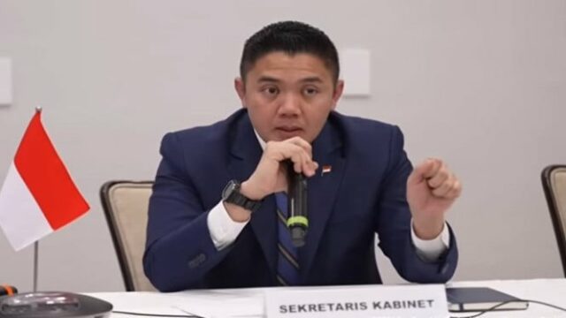 O secretário de gabinete Teddy fala sobre a questão dos produtos dos EUA poderem entrar na Indonésia sem certificação halal
