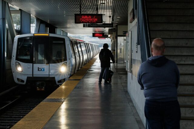 O serviço BART foi interrompido através do Transbay Tube devido O serviço BART foi interrompido através do Transbay Tube devido a problemas de comunicação