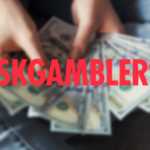 Mãos segurando notas de dólar americano com o texto “AskGamblers” sobreposto, simbolizando os fundos dos jogadores recuperados através de reclamações de cassino. O serviço de reclamações de cassino AskGamblers devolveu US$ 1,68 milhão aos jogadores no final de 2025