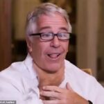 Epstein finge se sufocar durante entrevista com Steve Bannon antes de sua morte em 2019