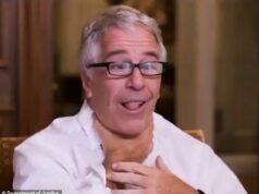 O sinistro ‘dizer’ à vista de todos que deveria ter contado ao rico e poderoso Epstein estava interpretando-os Epstein finge se sufocar durante entrevista com Steve Bannon antes de sua morte em 2019