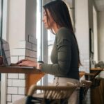 Pessoa usando Garmin vívoactive 6