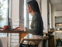 O smartwatch Garmin que a maioria das pessoas deveria comprar agora está com o preço mais baixo Pessoa usando Garmin vívoactive 6