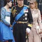 O então príncipe Andrew com suas filhas, a princesa Eugenie (à esquerda) e os príncipes Beatrice (à direita) no casamento do príncipe William e Kate Middleton. Sugere-se que Andrew Mountbatten-Windsor usou o casamento para reforçar sua posição como enviado comercial do Reino Unido