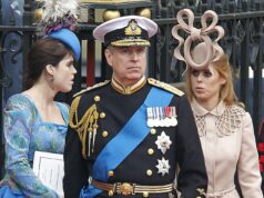 O sob ataque Andrew Mountbatten-Windsor usou o casamento do Príncipe William para reforçar sua posição como enviado comercial do Reino Unido – incluindo um ‘bate-papo de apoio’ com o ex-PM David Cameron O então príncipe Andrew com suas filhas, a princesa Eugenie (à esquerda) e os príncipes Beatrice (à direita) no casamento do príncipe William e Kate Middleton. Sugere-se que Andrew Mountbatten-Windsor usou o casamento para reforçar sua posição como enviado comercial do Reino Unido