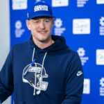 O coordenador defensivo do New York Giants, Charlie Bullen, falando à mídia.