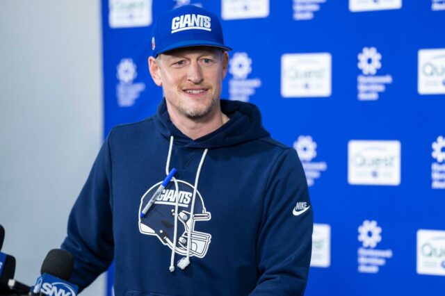 O coordenador defensivo do New York Giants, Charlie Bullen, falando à mídia.