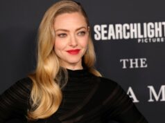 O suéter aconchegante com decote em V de Amanda Seyfried canaliza a rica energia da tia Chrissy Teigen