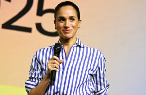 O suéter de caxemira de Meghan Markle custa US$ 428 – compre seu visual por menos de US$ 50 Meghan, Duquesa de Sussex na Gala de arrecadação de fundos do Fifteen Percent Pledge 2026, realizada no Paramount Studios em 7 de fevereiro de 2026 em Los Angeles, Califórnia. (Foto de Gilbert Flores/Variety via Getty Images)