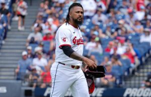 O suposto esquema de correção do argumento de Emmanuel Clase foi muito mais profundo do que se acreditava anteriormente Emmanuel Clase com expressão determinada, vestindo paletó escuro e corrente de diamantes.