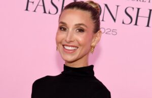 O sutiã esportivo ‘Rich Pilates Mom’ de Whitney Port não está esgotado (ainda) Jessica Alba na celebração ELLE Women in Hollywood 2025, realizada no Four Seasons Beverly Hills em 17 de novembro de 2025 em Los Angeles, Califórnia.