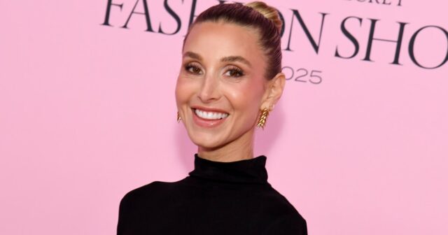 O sutiã esportivo ‘Rich Pilates Mom’ de Whitney Port não Jessica Alba na celebração ELLE Women in Hollywood 2025, realizada no Four Seasons Beverly Hills em 17 de novembro de 2025 em Los Angeles, Califórnia.