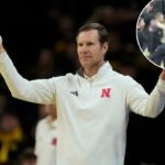 O técnico do Nebraska, Fred Hoiberg, reage durante um jogo de basquete da NCAA.