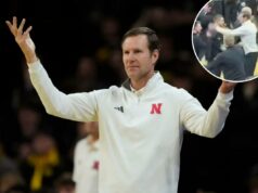 O técnico do Nebraska, Fred Hoiberg, explica por que o marca-passo foi a razão por trás de bater no telefone do torcedor O técnico do Nebraska, Fred Hoiberg, reage durante um jogo de basquete da NCAA.