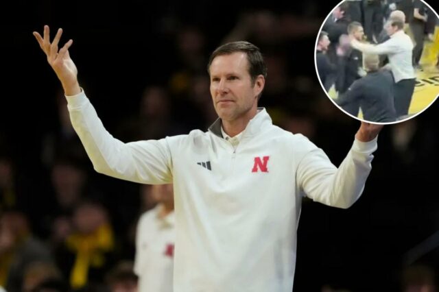 O técnico do Nebraska, Fred Hoiberg, reage durante um jogo de basquete da NCAA.