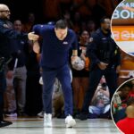 Um treinador de basquete com o braço em volta de outro treinador aponta e grita com o árbitro.