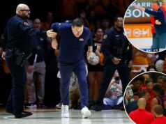 O técnico do Ole Miss, Chris Beard, foi expulso em cena selvagem Um treinador de basquete com o braço em volta de outro treinador aponta e grita com o árbitro.