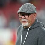 O assistente especial do gerente geral dos Buccaneers, Bruce Arians, sorri antes do jogo NFC Wild Card Playoff entre o Dallas Cowboys e o Tampa Bay Buccaneers em 16 de janeiro de 2023 no Raymond James Stadium em Tampa, Flórida.