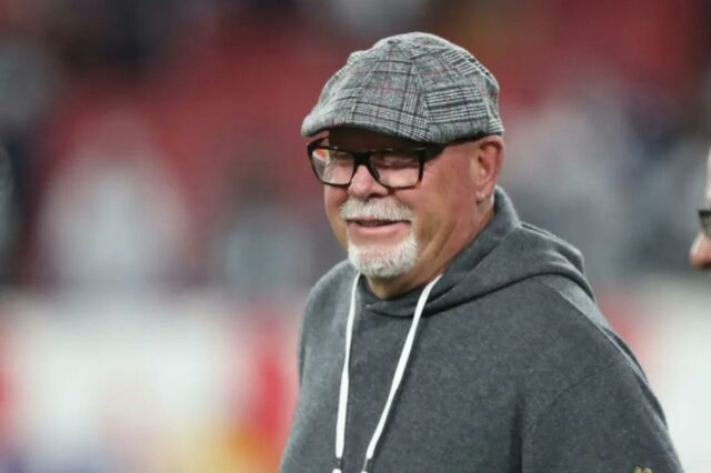 O técnico vencedor do Super Bowl, Bruce Arians, fará uma O assistente especial do gerente geral dos Buccaneers, Bruce Arians, sorri antes do jogo NFC Wild Card Playoff entre o Dallas Cowboys e o Tampa Bay Buccaneers em 16 de janeiro de 2023 no Raymond James Stadium em Tampa, Flórida.