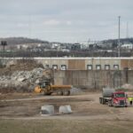 A demolição e outros trabalhos de preparação começaram no terreno de 70 acres – delimitado pelo rio Cumberland a oeste – para o campus da Oracle Nashville em Nashville, Tennessee, segunda-feira, 23 de fevereiro de 2026.