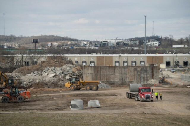 A demolição e outros trabalhos de preparação começaram no terreno de 70 acres – delimitado pelo rio Cumberland a oeste – para o campus da Oracle Nashville em Nashville, Tennessee, segunda-feira, 23 de fevereiro de 2026.