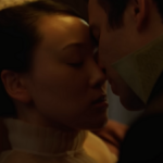 Luke Thompson e Yerin Ha em 'Bridgerton'.