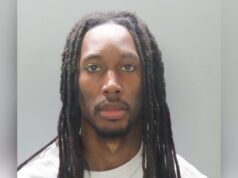 O treinador do HS supostamente enviou fotos de nudez para alunos e as imagens foram capturadas Professora faz sexo em Jeep com um de seus alunos