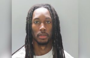 O treinador do HS supostamente enviou fotos de nudez para alunos e as imagens foram capturadas Professora faz sexo em Jeep com um de seus alunos