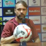 O treinador do Persija ficou furioso quando questionado sobre a falta de minutos de jogo de 7 novos jogadores, incluindo Shayne Pattynama e Mauro Zijlstra
