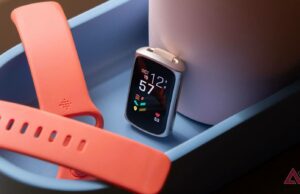 O treinador pessoal de saúde da Fitbit está finalmente se internacionalizando Google Pixel Watch 4 com banda Obsidian Metal Links