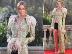 O último visual de ‘O Morro dos Ventos Uivantes’ de Margot Robbie tem de tudo: cano alto, barriga nua e micro-mini O último visual de 'O Morro dos Ventos Uivantes' de Margot Robbie tem de tudo: cano alto, barriga nua e micro-mini