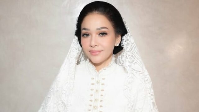 O upload de Maia Estianty deixa os internautas inseguros, sua família com Irwan Mussry é imediatamente destacada
